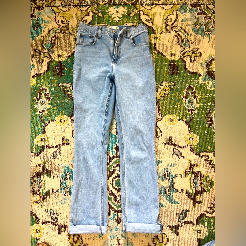 Abercrombie 90’s Slim Straight Ultra High Rise size 2 short